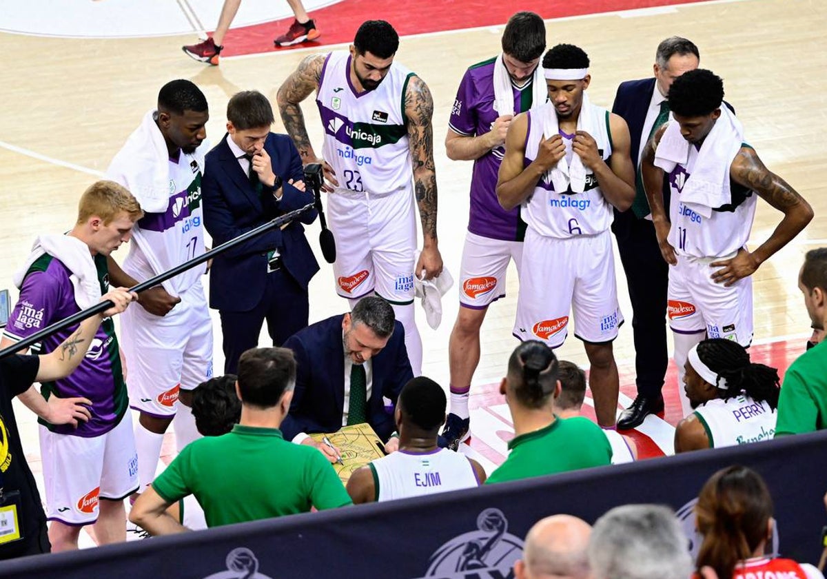 Los jugadores del Unicaja atienden a Ibon Navarro en un tiempo muerto.