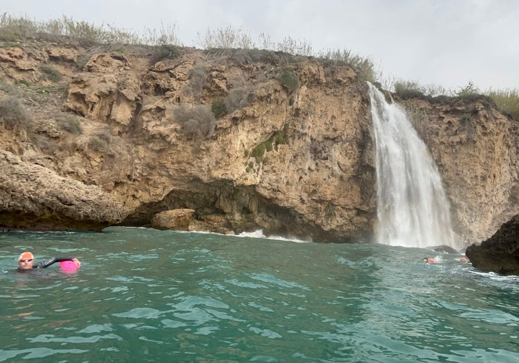 Imagen de la cascada de Maro, este domingo en Nerja, vista desde el mar en un kayak.