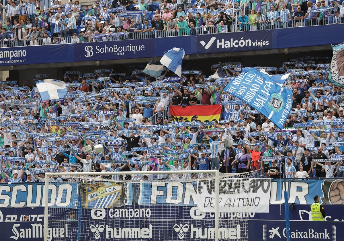 Aspecto de la grada de animación de La Rosaleda en el duelo de este domingo.