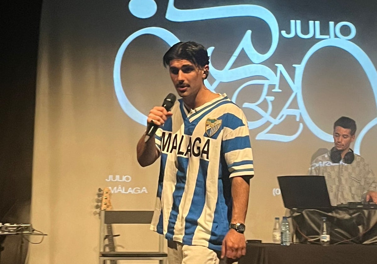 Julio Benavente canta en La Cochera Cabaret.