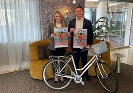 El concejal junto con personal directivo del hotel, en la presentación de la Fiesta de la Bicicleta.