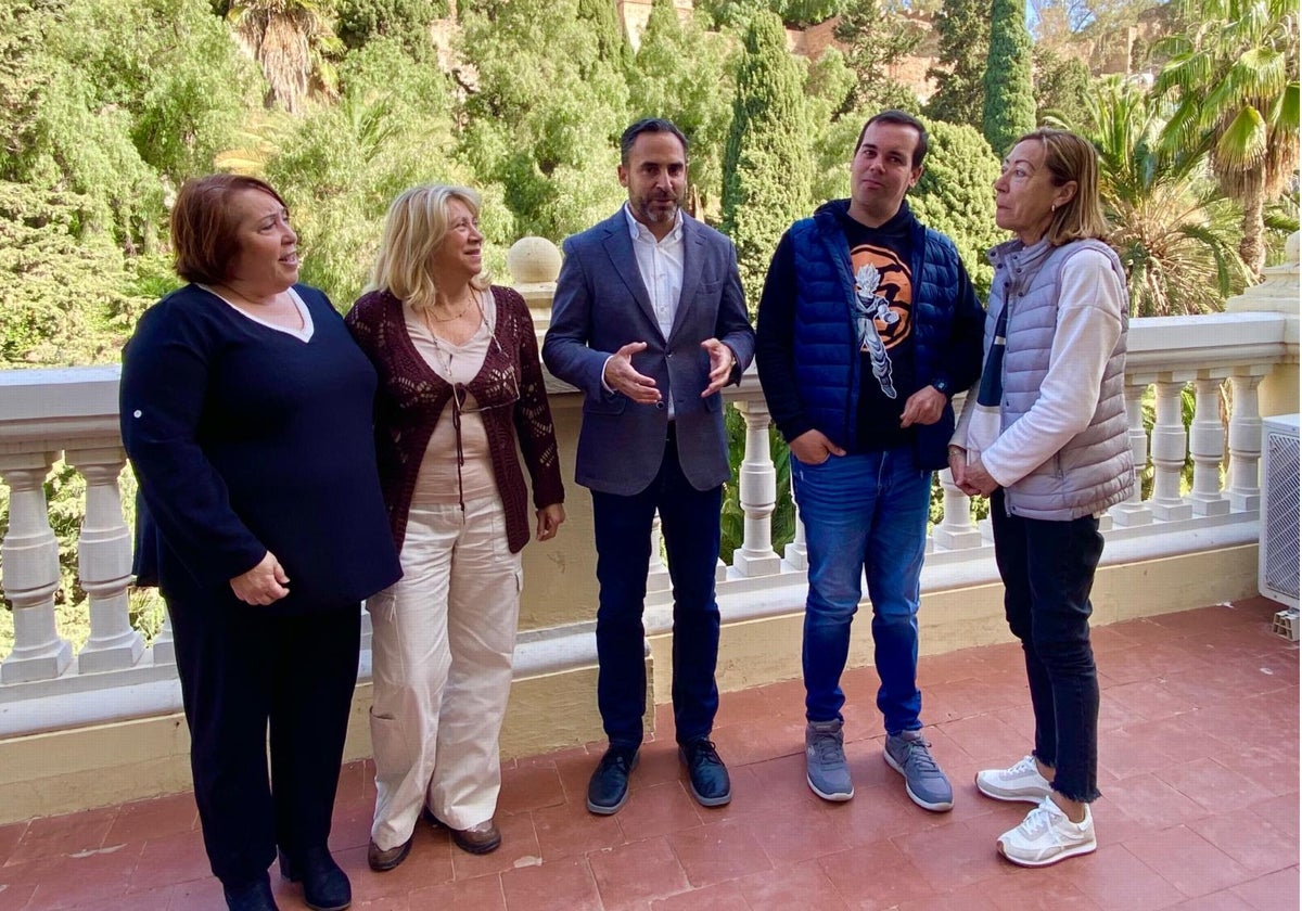 Mari Carmen Martín, Chelo Lozano, Dani Pérez, Pedro Muñoz y Pepi Fernández, en la terraza del grupo municipal socialista.