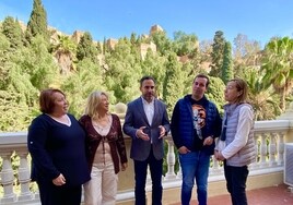 Mari Carmen Martín, Chelo Lozano, Dani Pérez, Pedro Muñoz y Pepi Fernández, en la terraza del grupo municipal socialista.