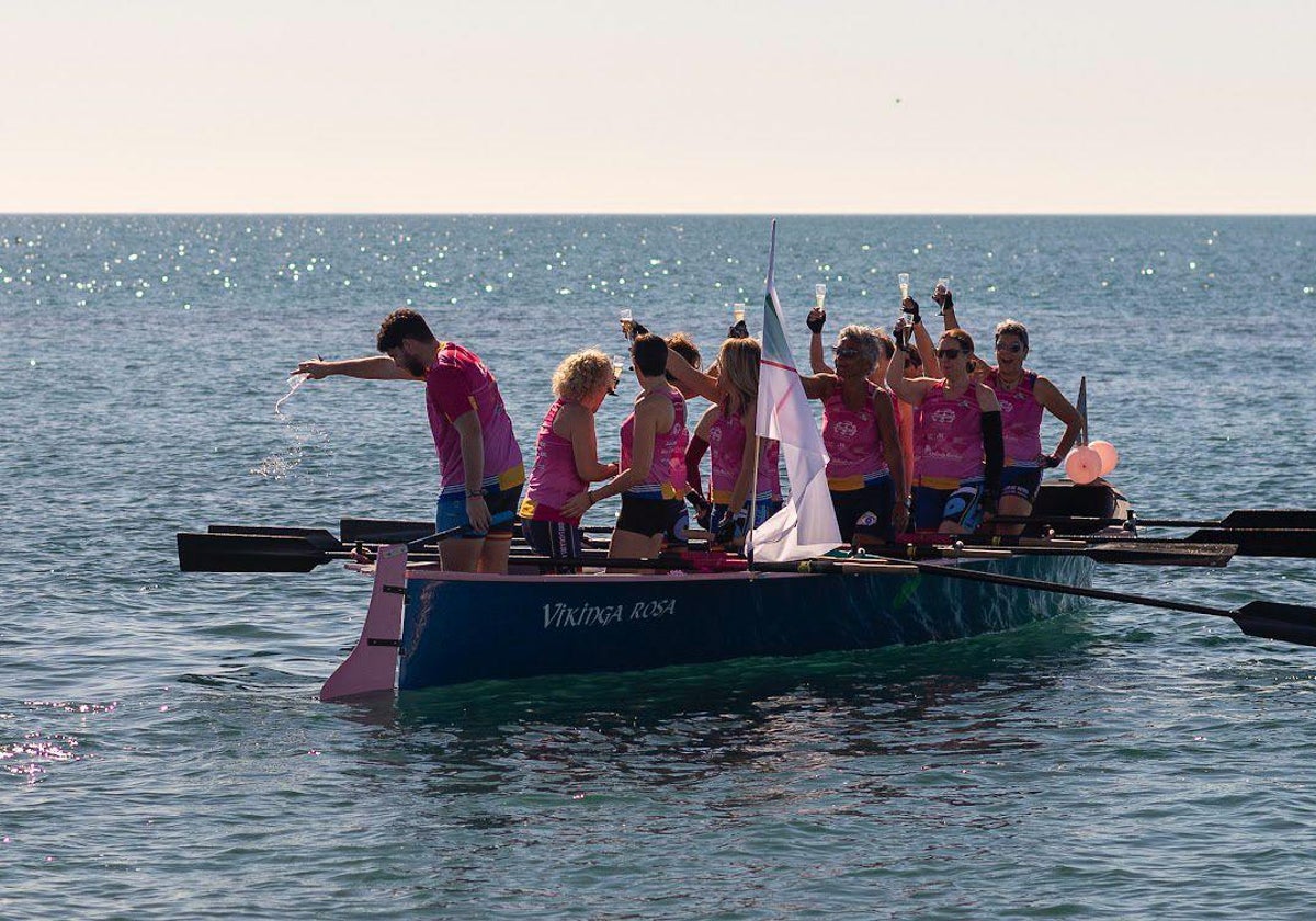 Las Vikingas Rosas, durante una jornada de remo.