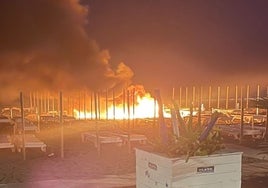 Las llamas calcinaron el negocio Playa Carolina en La Carihuela de Torremolinos.