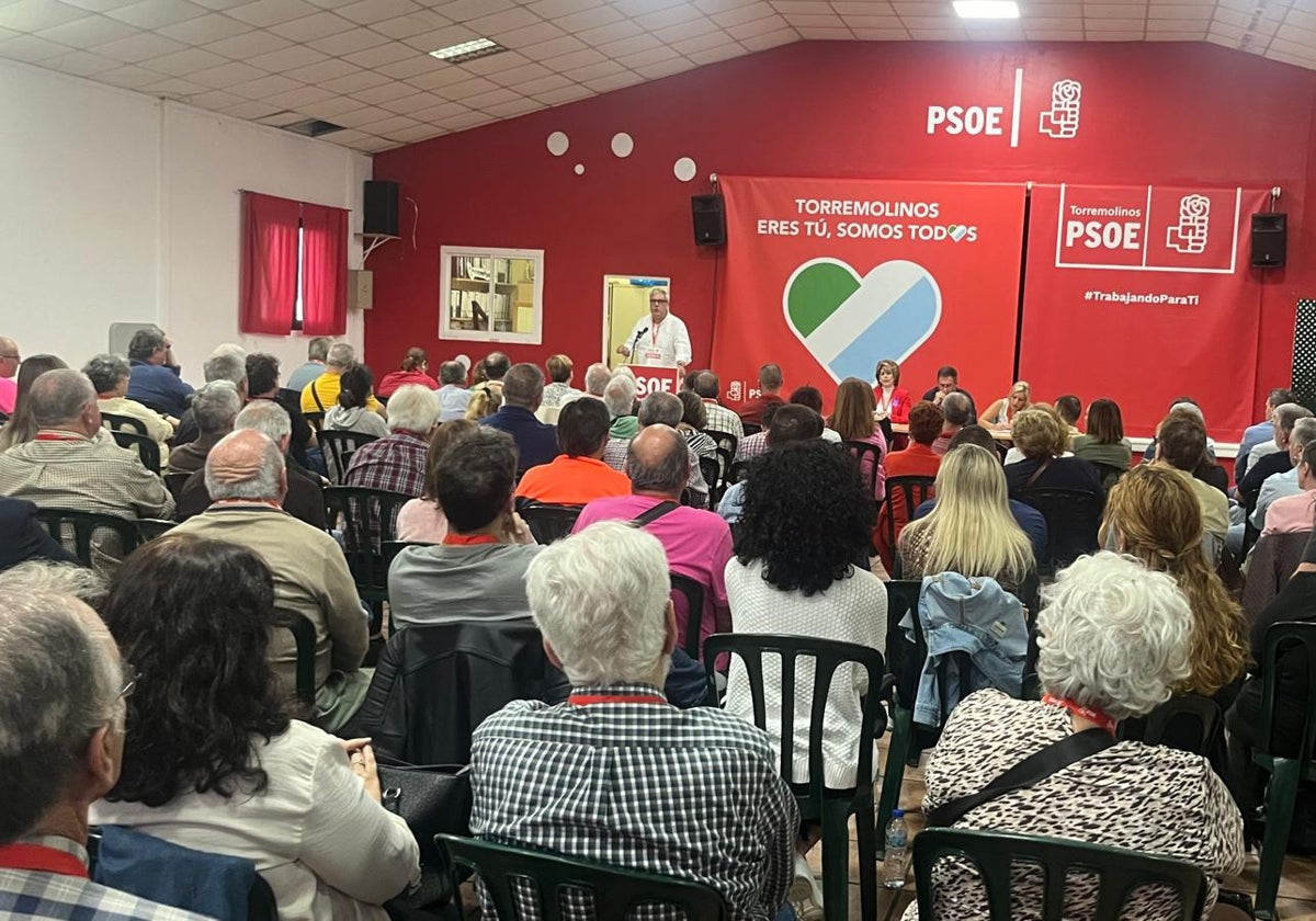 Antonio Navarro se dirige a la militancia durante la asamblea en la que se ha debatido la moción de censura en su contra.