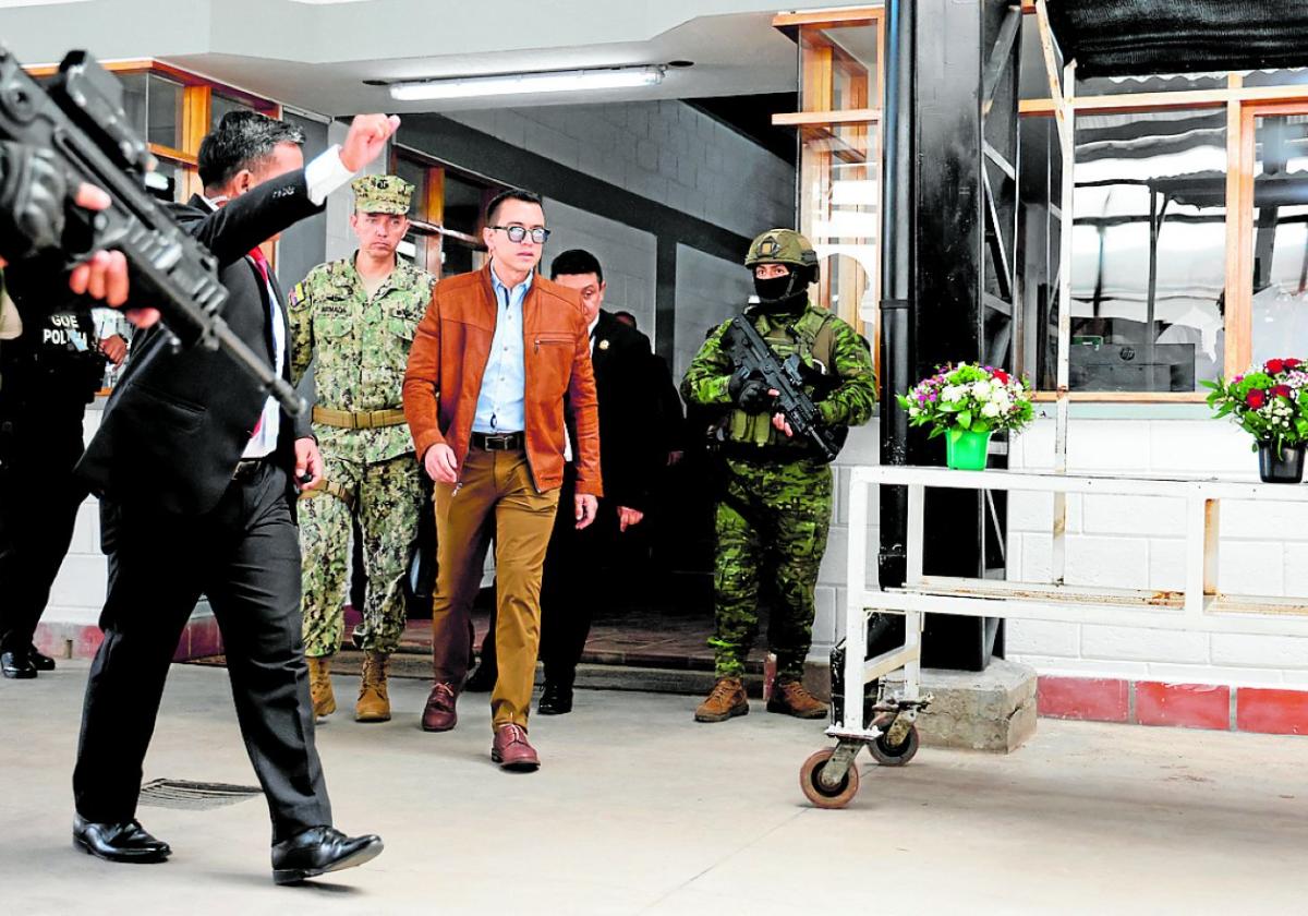 El presidente de Ecuador, Daniel Noboa (en el centro), se dirige a un acto en El Quinche.