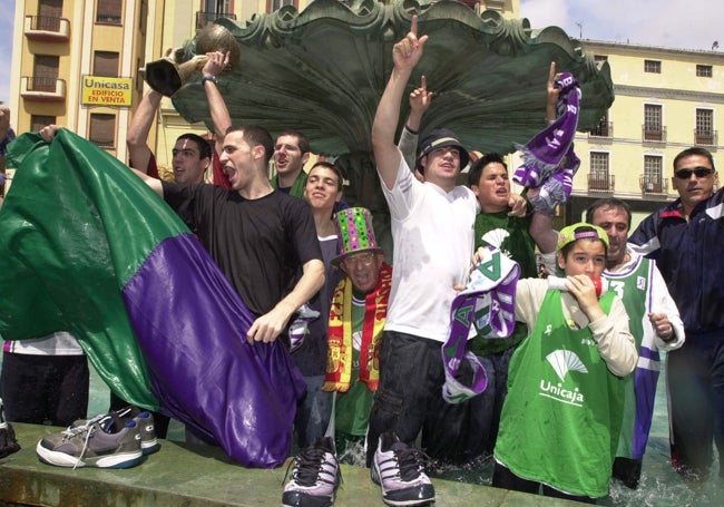 Los jugadores del Unicaja en la fuente de Las Tres Gracias, que antes estaba en la plaza de La Constitución.