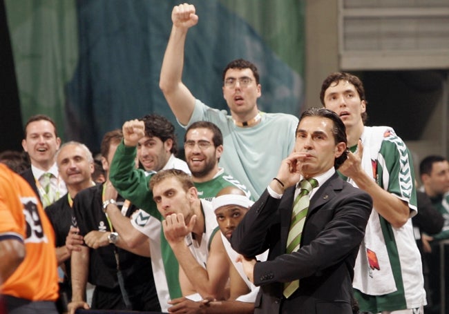 Los jugadores del Unicaja, con Scariolo al frente, celebran una canasta en el partido ante el CSKA.