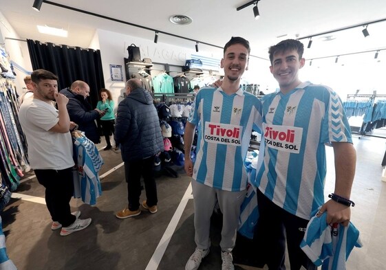 Aficionados del Málaga lucen la nueva camiseta.