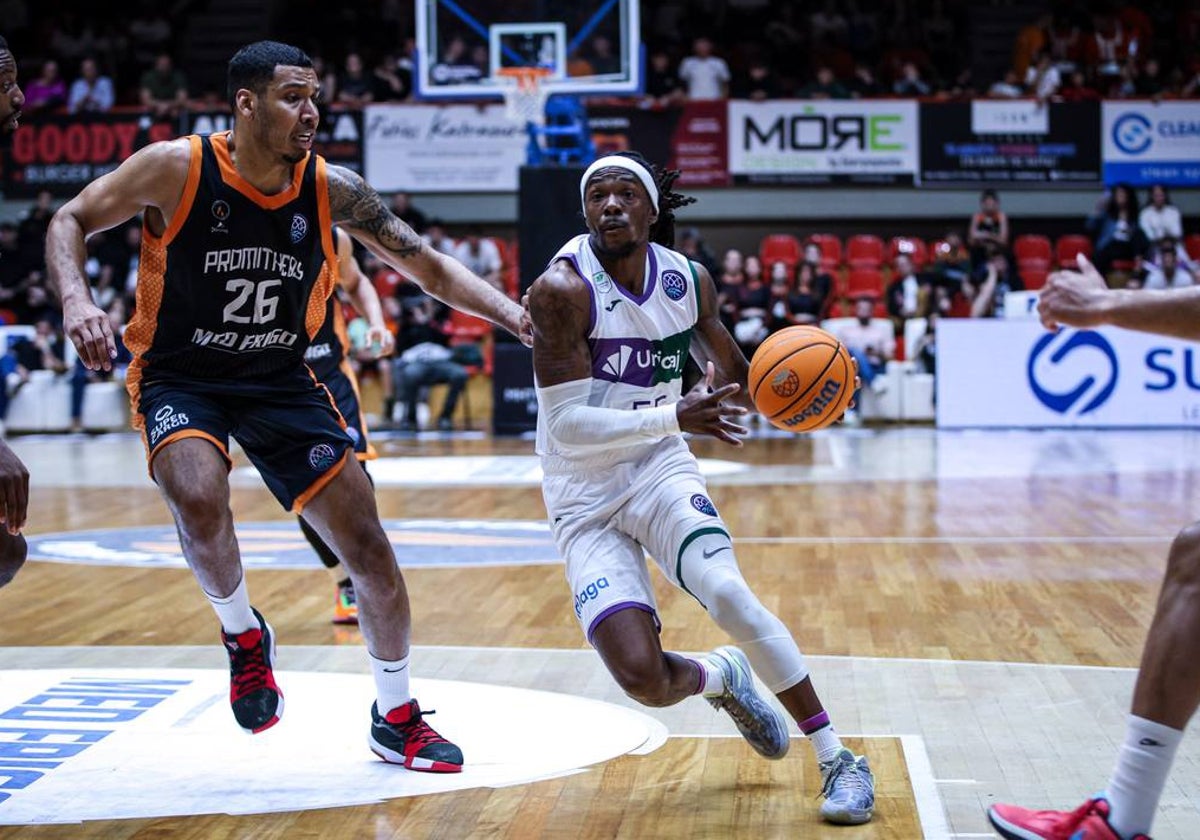 Perry avanza ante la defensa de Echenique durante el partido jugado en Patras.