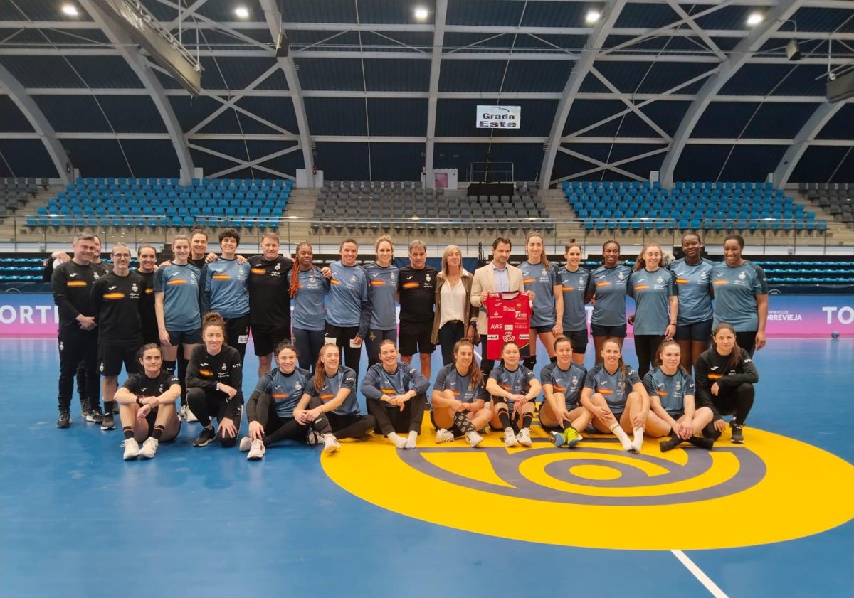 Imagen principal - Foto de familia de las Guerreras, en Torrevieja; Merche Castellanos y Silvia Arderius.