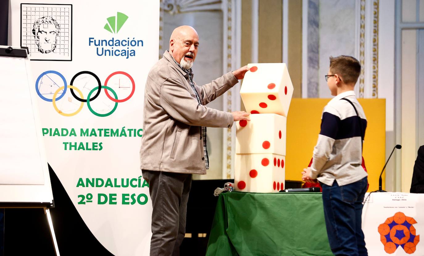 El matemático y mago Paco Rey realizó algunos trucos que tienen todo su sentido cuando se dominan los números.