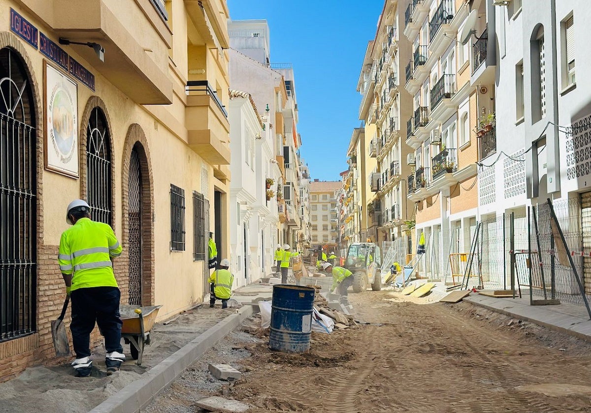 Operarios trabajando en la calle Asturias.