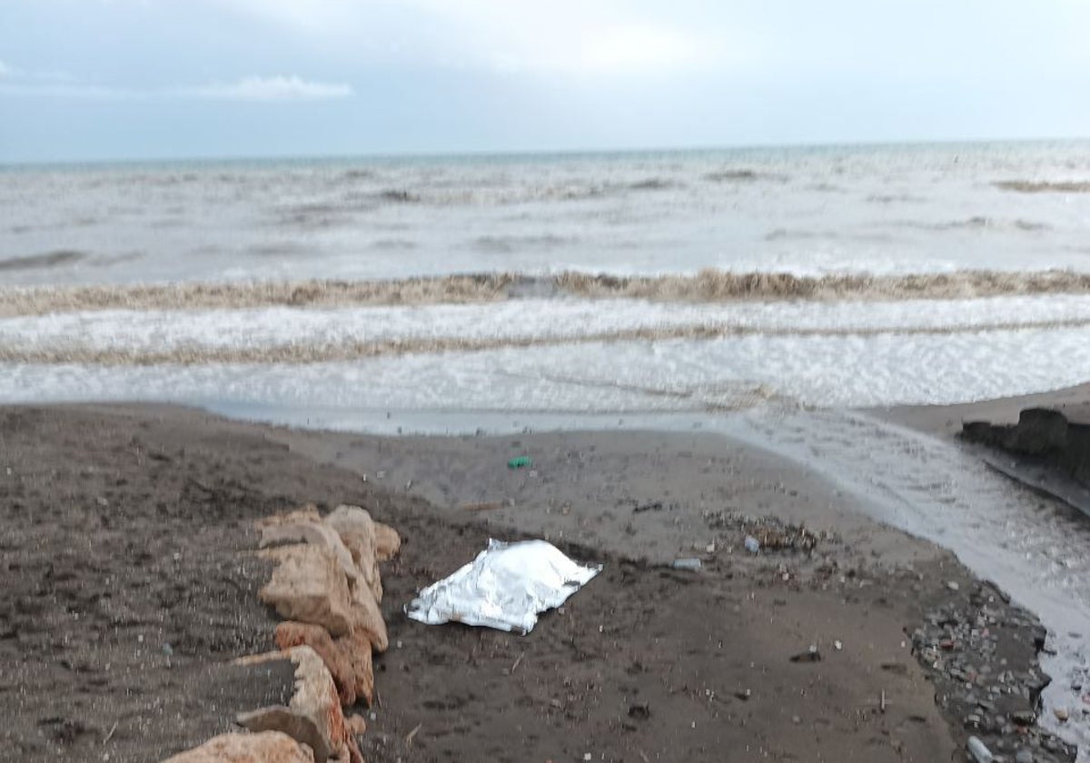 Imagen del cadáver de la mujer, tapado con una sábana, en la orilla de la playa de El Morche, el pasado Sábado Santo.