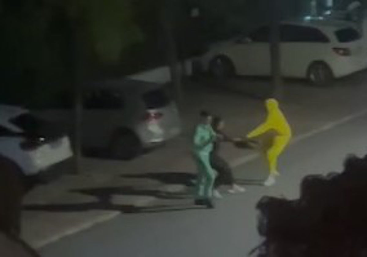 Imagen del forcejeo previo que se produjo antes del tiroteo registrado la pasada semana en las inmediaciones de la urbanización Los Naranjos.