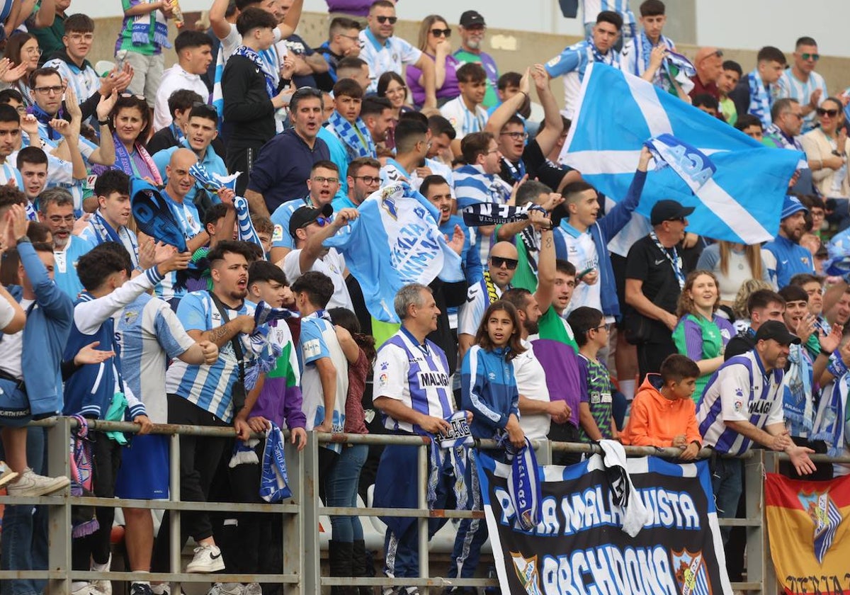 Aficionados del Málaga en el campo del Algeciras.