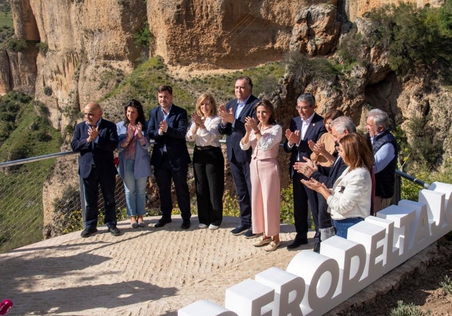 Foto de familias con autoridades, en la inauguración del Desfiladero del Tajo.