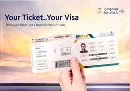 Imagen del billete de avión con la visa de escala de la aerolínea de bandera de Arabia Saudí.