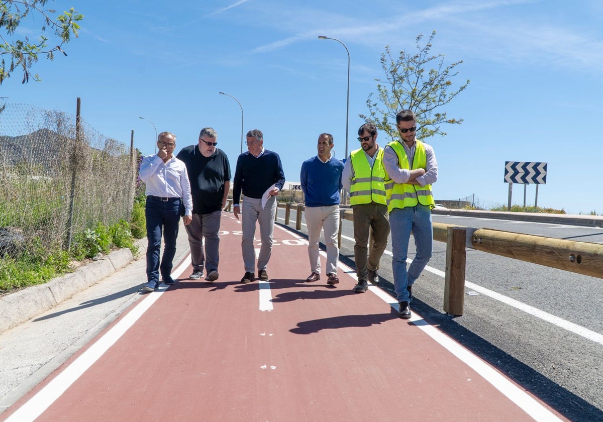 El alcalde nerjeño, José Alberto Armijo, y el concejal de Infraestructuras, José Alberto Tomé, este jueves en el nuevo carril bici entre Nerja y Maro.