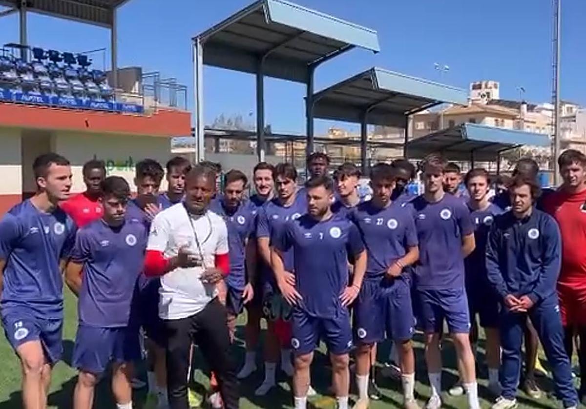 La plantilla del Vélez, en el vídeo.