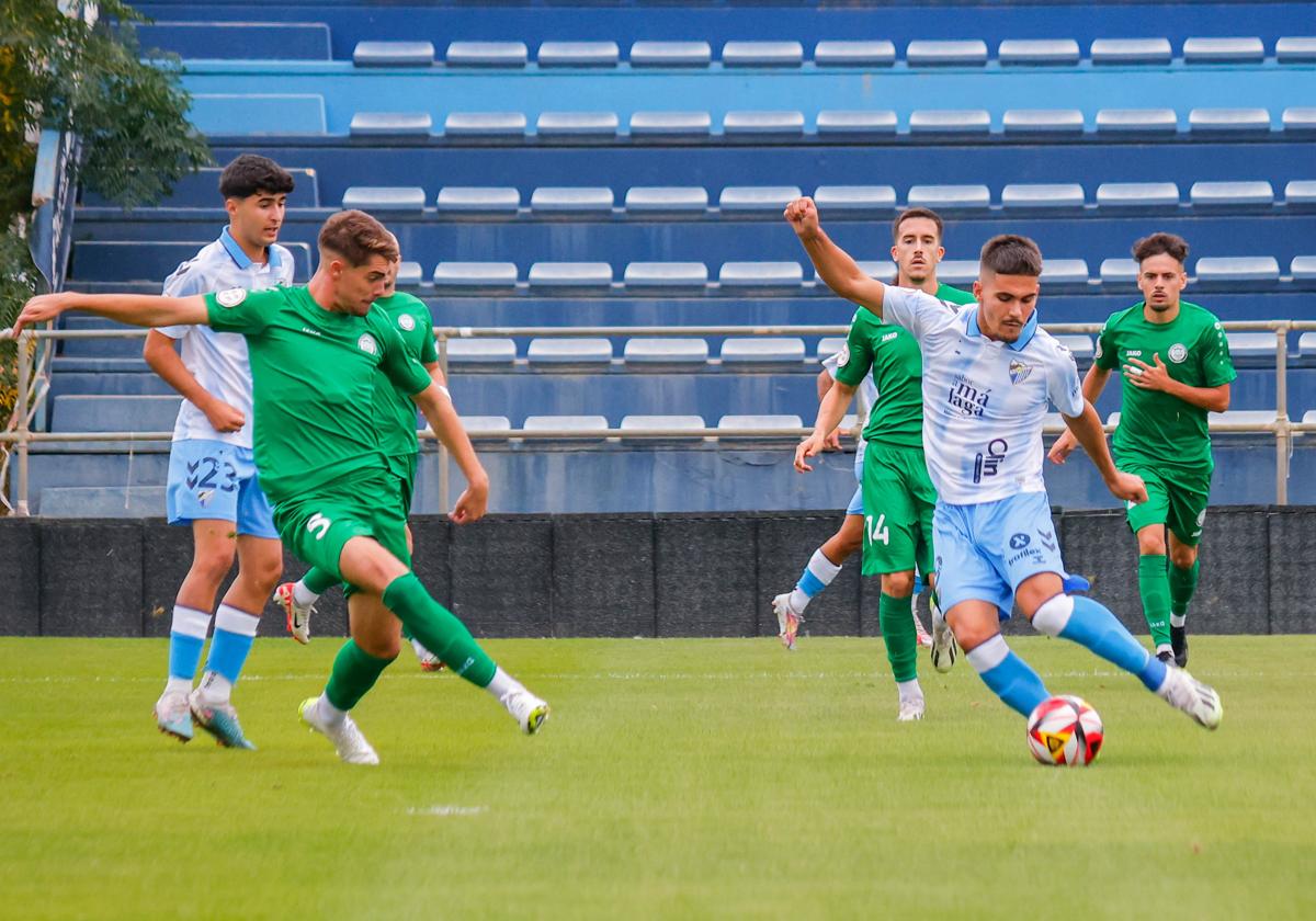 Imagen de un partido del filial del Málaga, el Atlético Malagueño, esta temporada en el campo de la Federación contra el Juventud de Torremolinos.