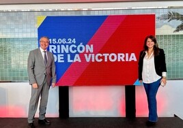 El alcalde de Rincón de la Victoria y la concejala de Cultura.