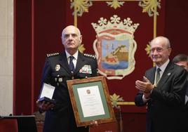 La Comisaría Provincial recibe la Medalla de la Ciudad y el título de Hija Adoptiva de Málaga