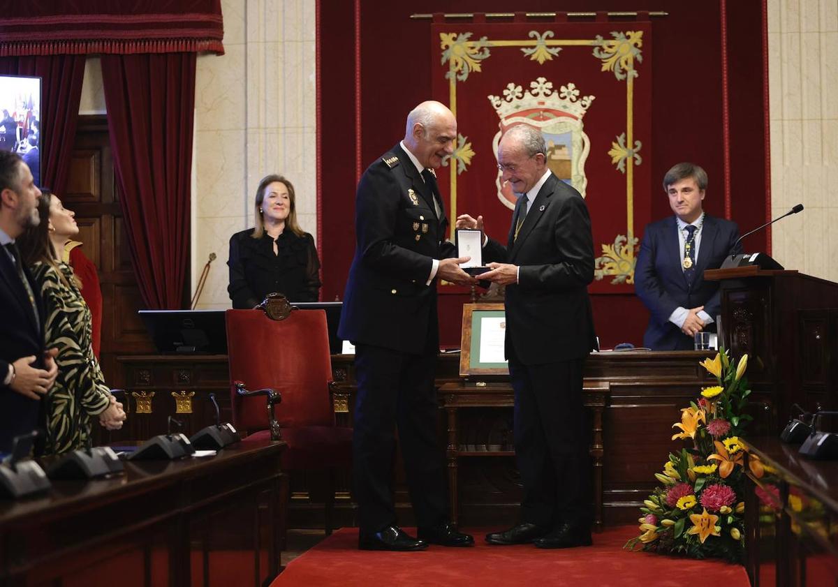 Imagen principal - La Comisaría Provincial recibe la Medalla de la Ciudad y el título de Hija Adoptiva de Málaga