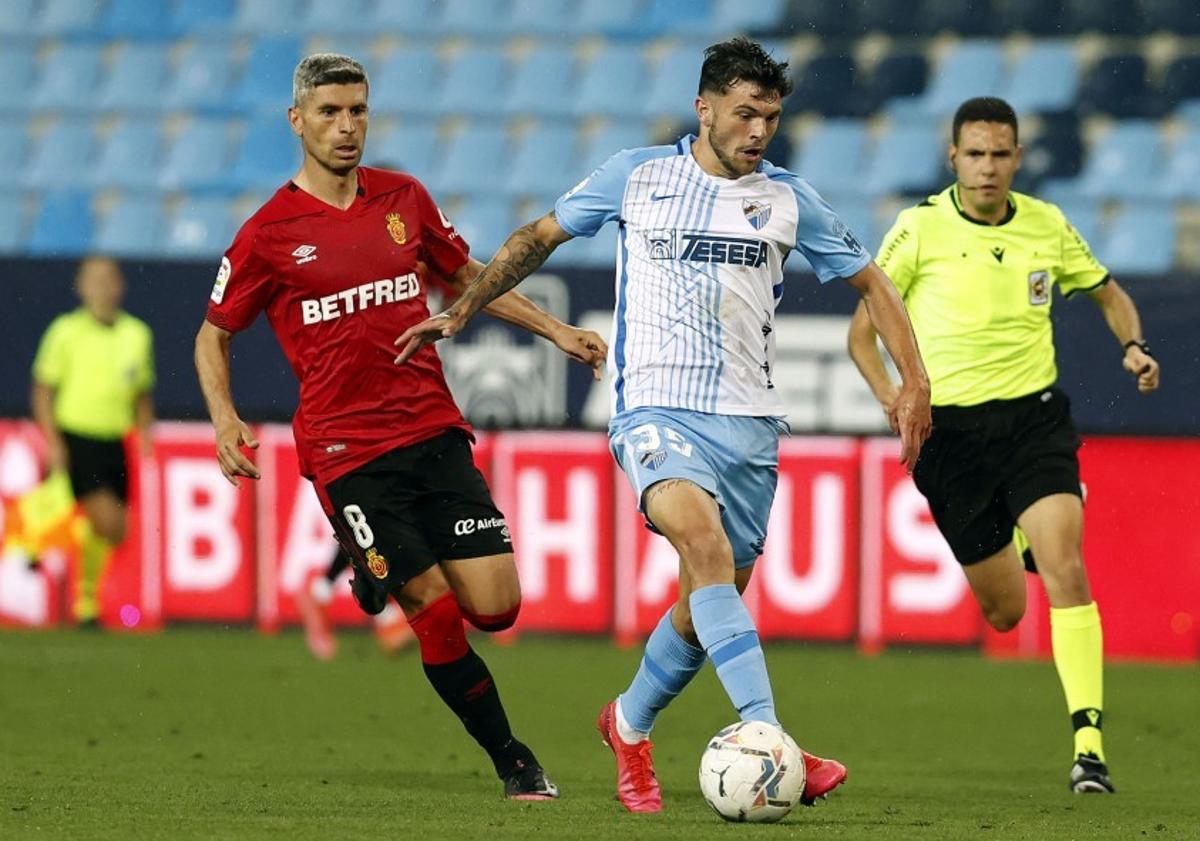 Imagen principal - Imágenes de Sergio Guerrero 'Mini' con el Málaga y el Atlético de Madrid.