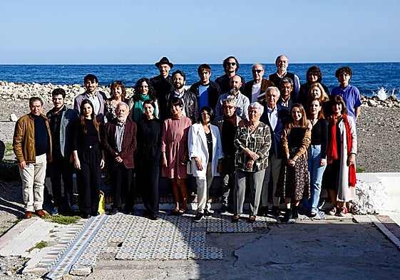 Parte de los poetas participantes y organización de la Fundación Manuel Alcántara, en los Baños del Carmen.