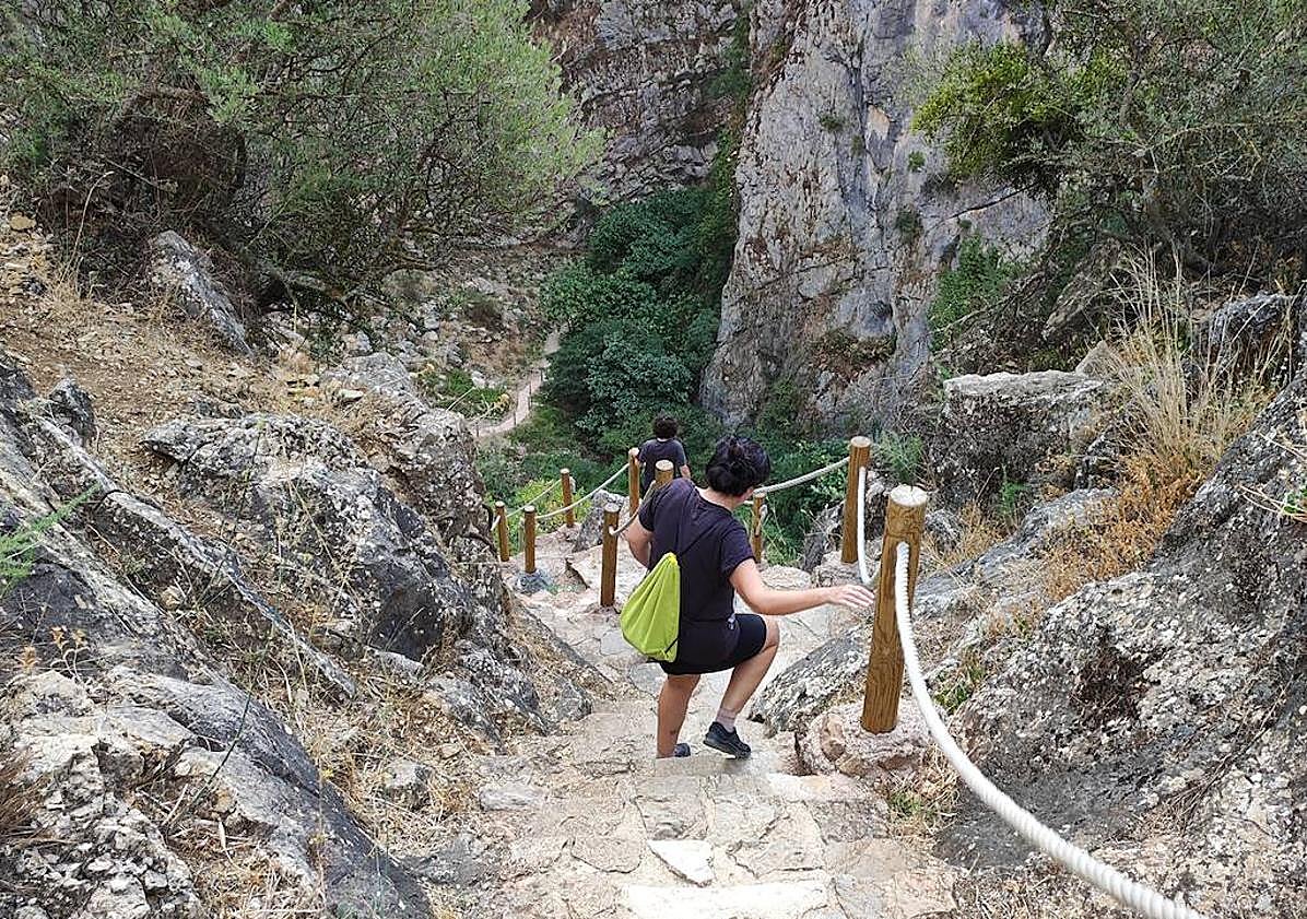 Imagen principal - Hay que descender unos quinientos escalones. Abajo, acceso a la boca de la gruta. 