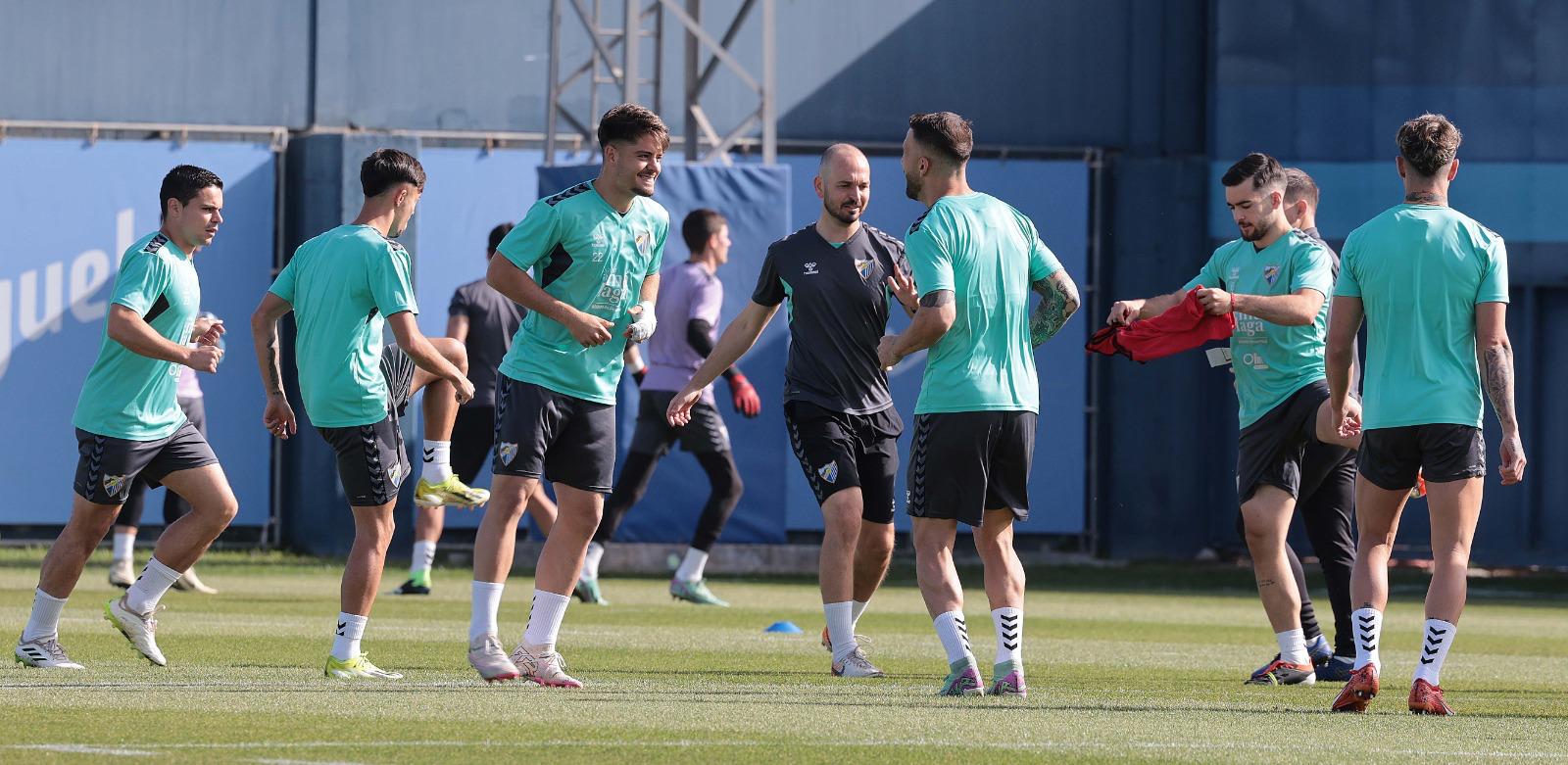 Jugadores del Málaga se entrenan en el Anexo.