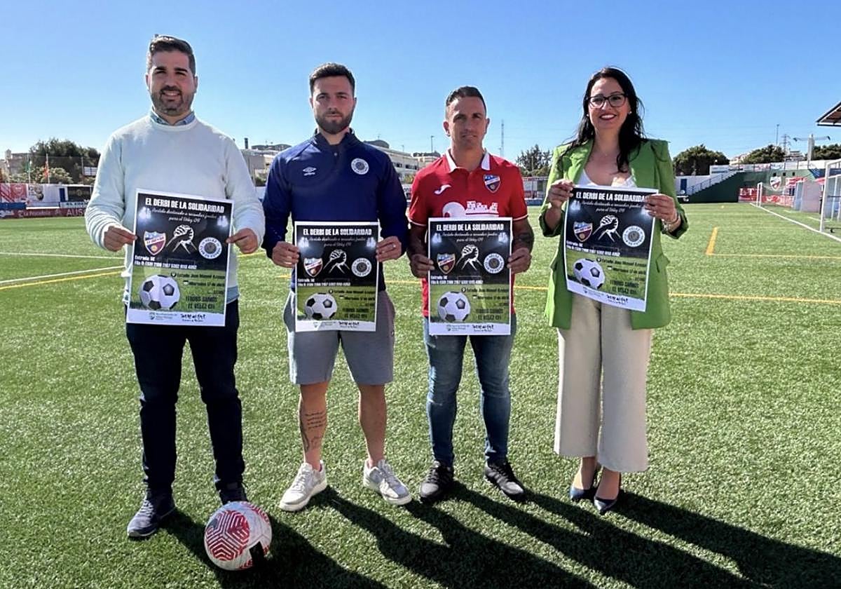 La concejala de Deportes, Rocío Ruiz; el teniente de alcalde de Caleta, David Segura; los capitanes de la UD Torre del Mar y el Vélez CF, Damián Ramírez y Andrés Ortega, respectivamente.