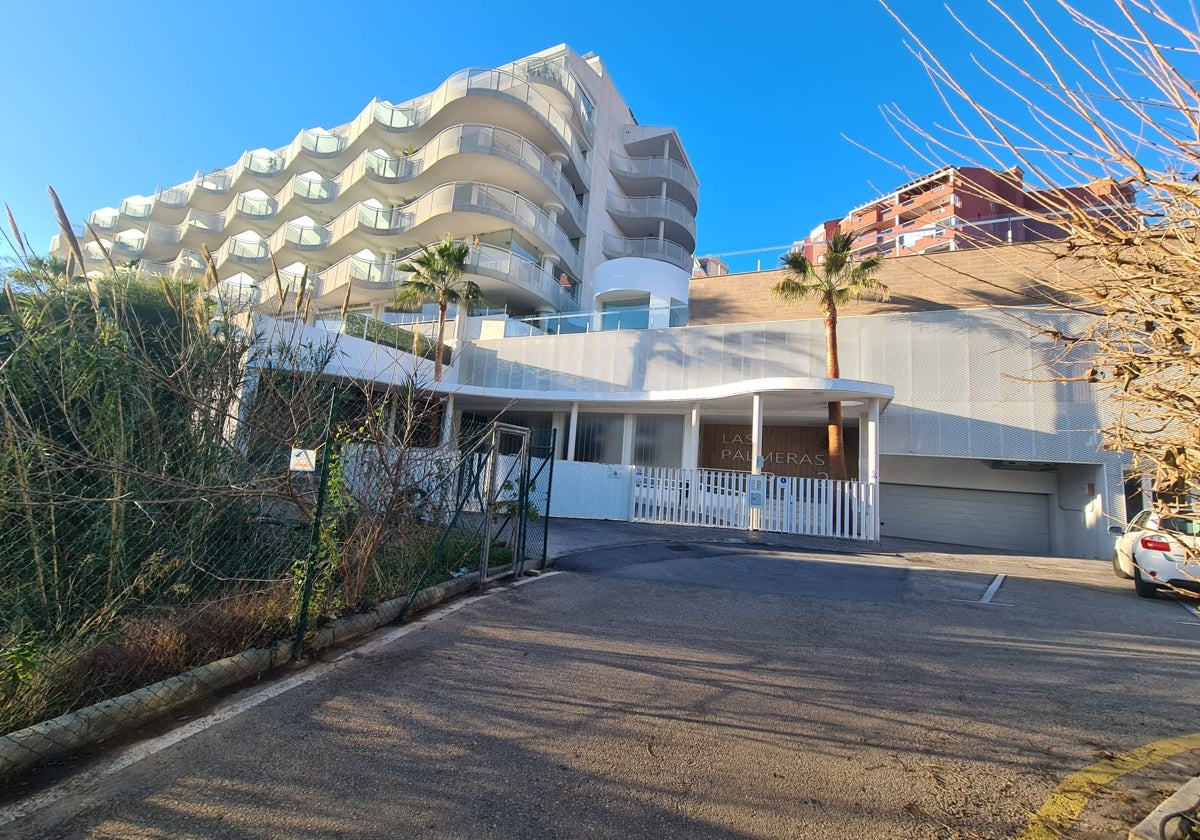 Vista del edificio Palmeras 25 desde el vial del Club de Raqueta de Benalmádena.