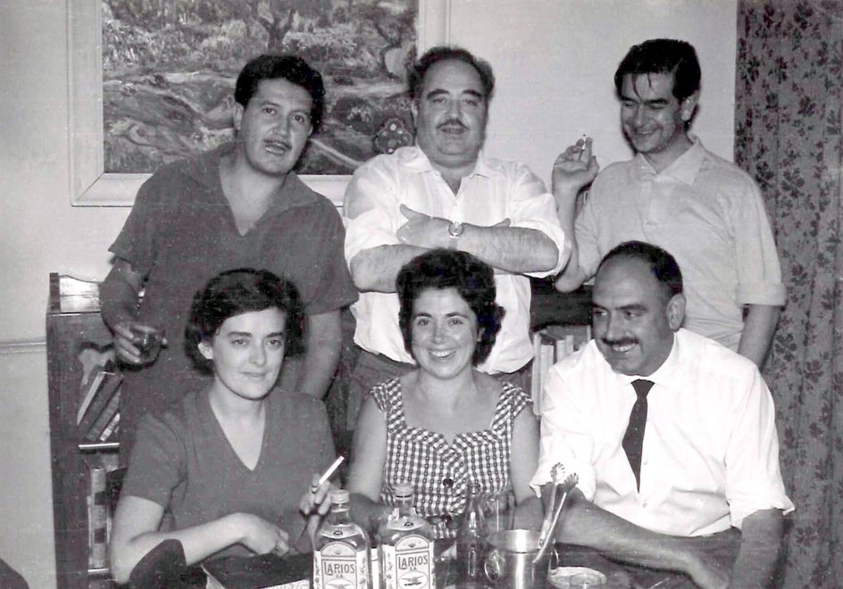 Manuel Alcántara, junto a sus amigos Manolo el Pollero, Ignacio Aldecoa y Susana Aldecoa, y su mujer, Paula Sacristán.