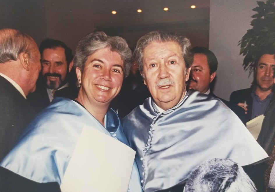 La profesora Lola Alcántara, con su padre, el día que lo nombraron doctor Honoris Causa por la Universidad de Málaga.