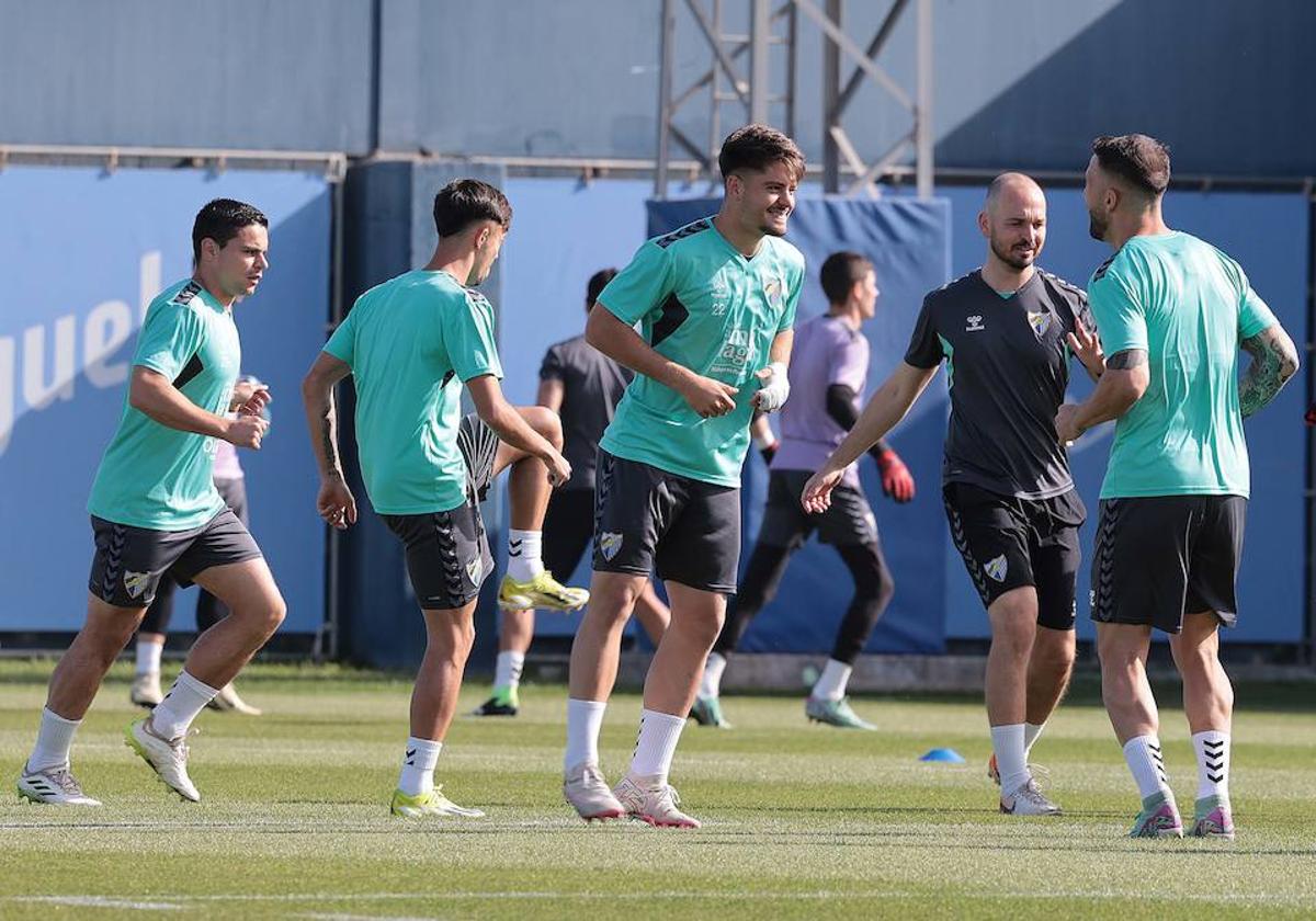 Jugadores del Málaga se ejercitan en un entrenamiento de esta semana.