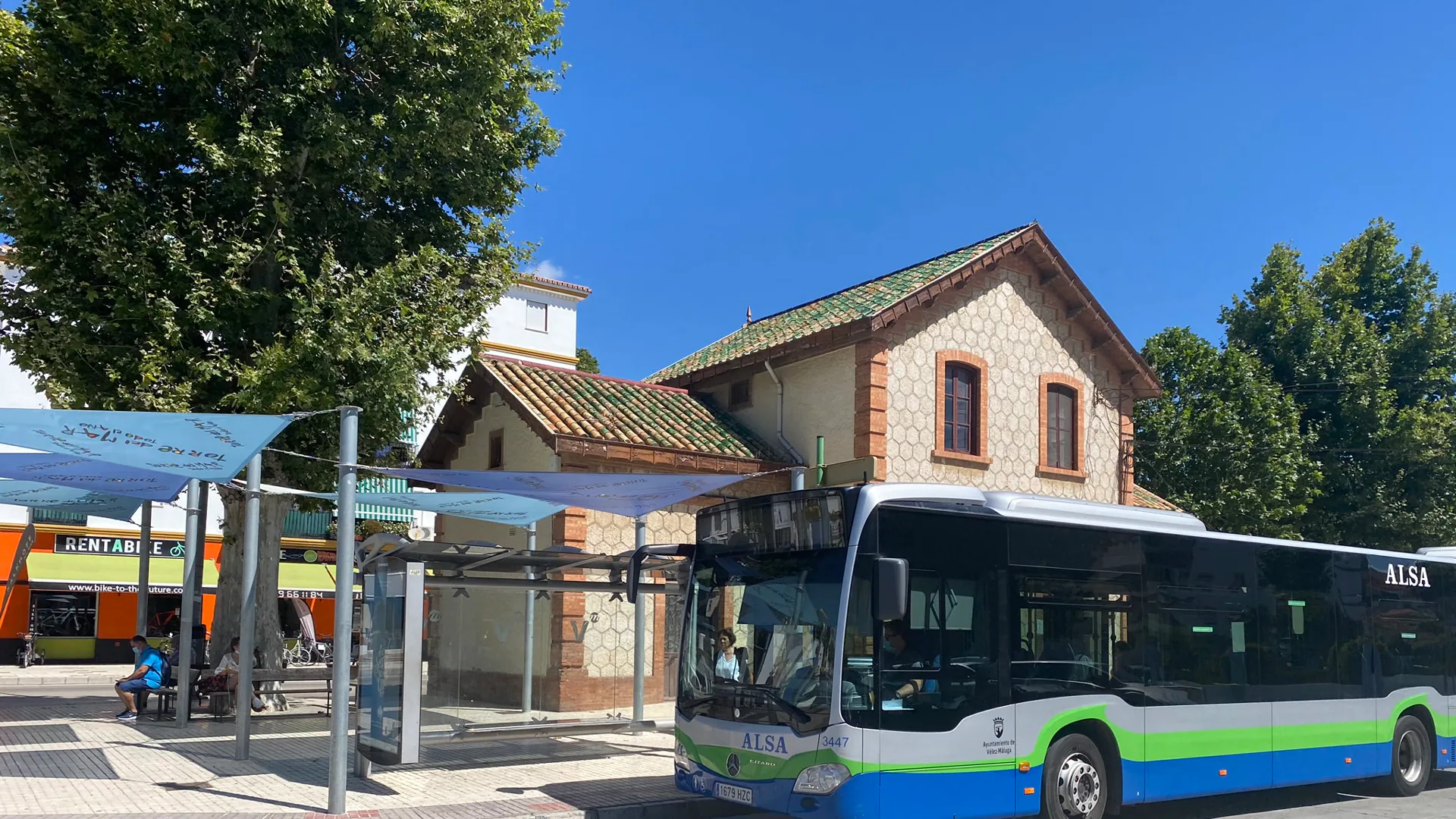 Sucesos Málaga: Detenido un hombre de 71 años por realizar tocamientos a  una menor de 16 en un autobús en Torre del Mar | Diario Sur