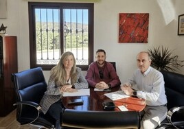 Raquel del Paso y José Gutiérrez, de la Junta, con el alcalde, Antonio Campos.