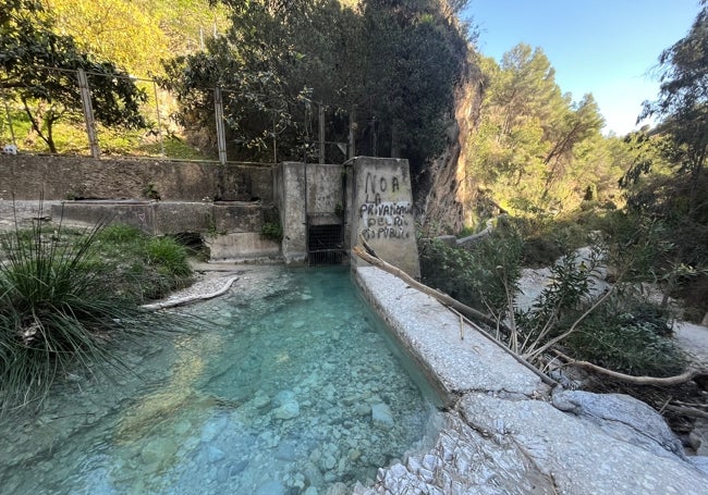 Imagen del cauce medio del río Chíllar de Nerja, este sábado, a la altura de la Tercera Fábrica de la Luz.