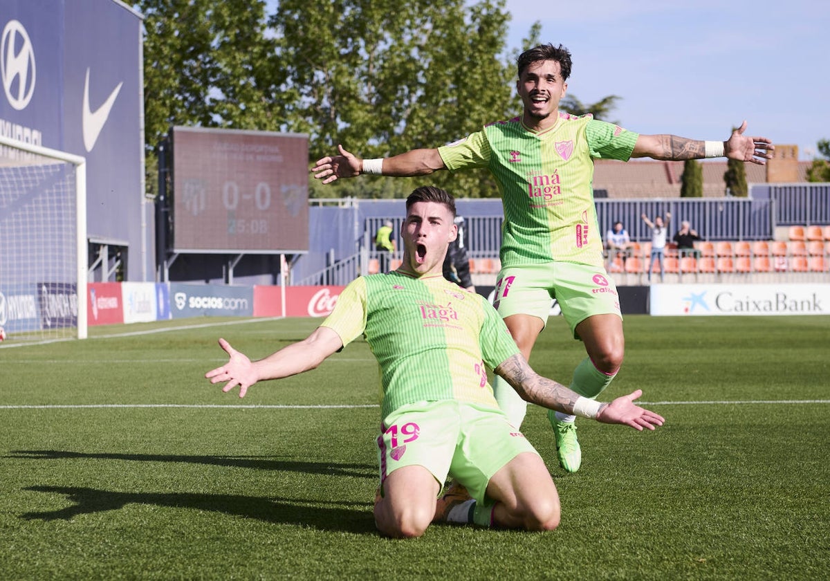 Roberto celebra su tanto en el campo del Atlético B, con Kevin detrás.