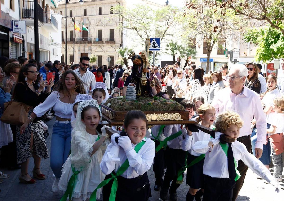 Imagen secundaria 1 - Una Semana Santa con buen tiempo y con 42 tronos con niños en Antequera