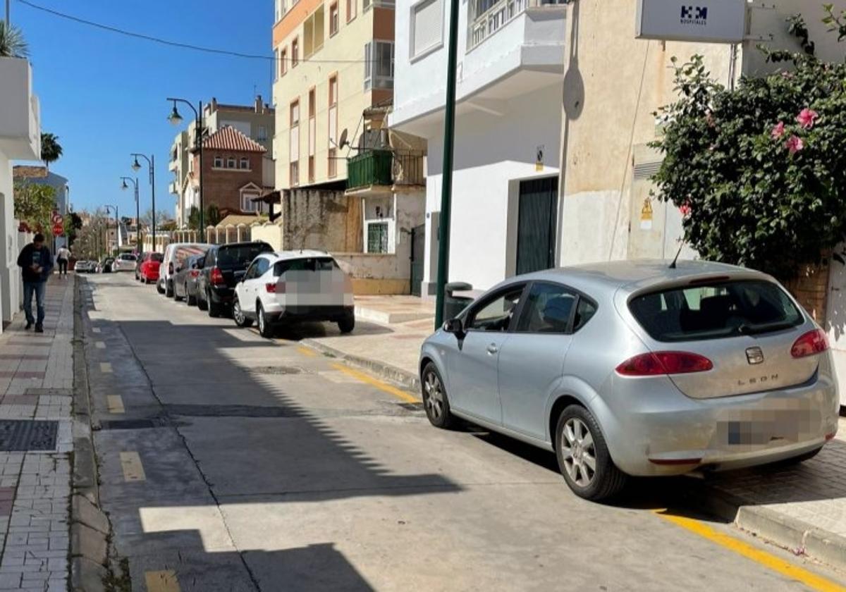 Coches encima de las aceras en la calle Fernández Alarcón.