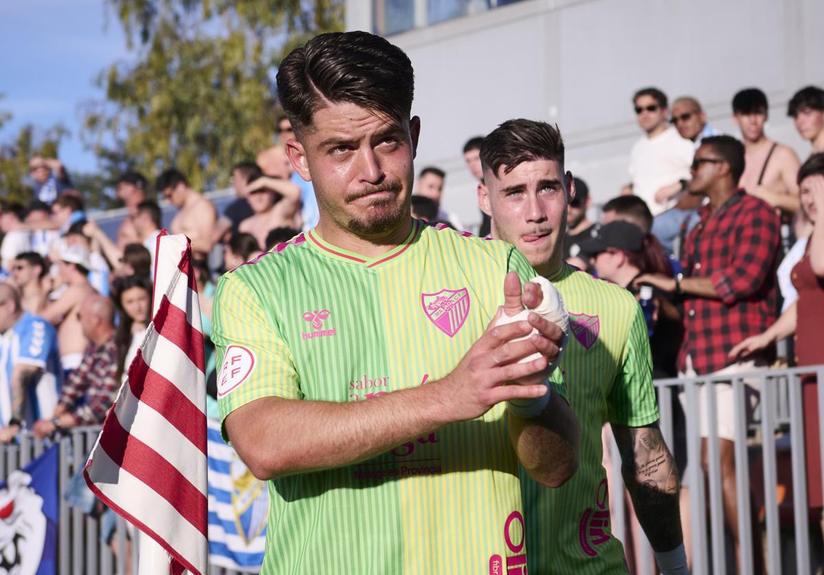 Los jugadores del Málaga Roberto y Dani Lorenzo agradece a la afición su apoyo tras la victoria contra el Atlético de Madrid B.