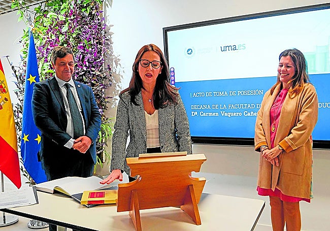 Toma de posesión de Carmen Vaquero como nueva decana de Ciencias de la Educación; en la imagen superior, con su nuevo equipo decanal.