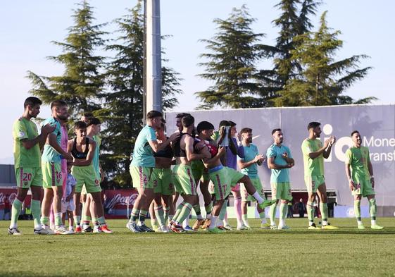 Jugadores del Málaga celebran su victoria contra el Atlético de Madrid B en el Cerro del Espino.