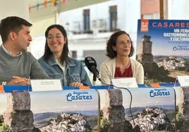 El alcalde de Casares, Juan Villalón, la concejala de Comercio, Ana Umbria, y la presidenta del CIT, Ángeles Fernández.