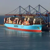 El buque portacontenedores Maersk Hidalgo, ayer durante la operativa en el puerto de Málaga.