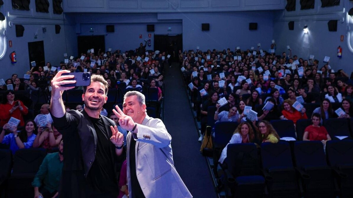 'Selfie' de Castillo y Griñán ayer en el Aula de Cultura, que patrocinan Fundación Unicaja y Cervezas Victoria.
